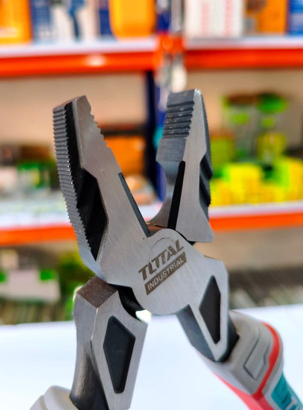 انبر دست ترکیبی صنعتی TOTAL مدل THT210906S سایز 9/5 اینچ240 میلیمتر