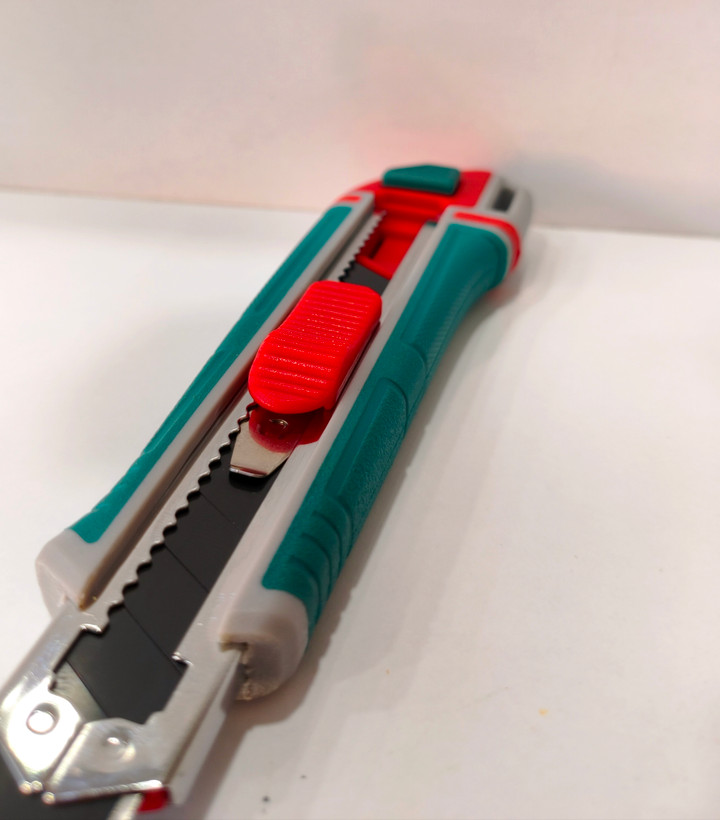 کاتر ۱۸ میلیمتری توتال مدل THT522136 (به همراه ۳ تیغ یدک SK4)