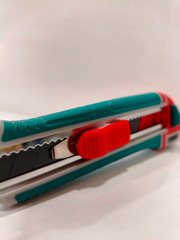 کاتر ۱۸ میلیمتری توتال مدل THT522136 (به همراه ۳ تیغ یدک SK4)
