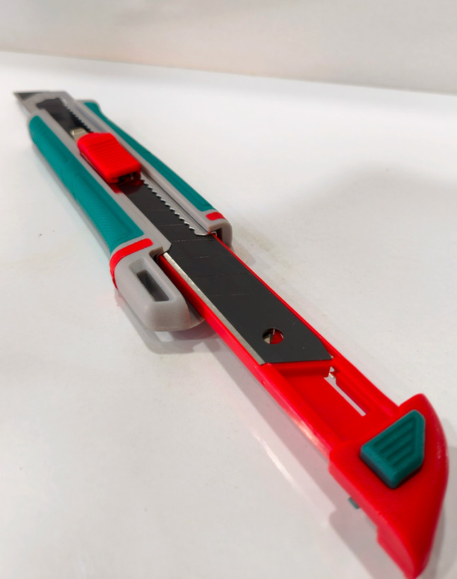 کاتر ۱۸ میلیمتری توتال مدل THT522136 (به همراه ۳ تیغ یدک SK4)